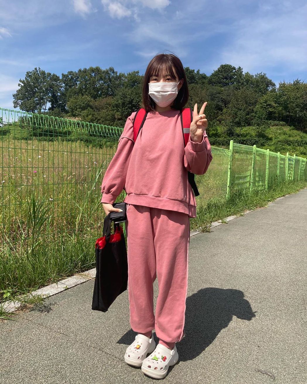 童颜又迷你!28岁网红已是2孩妈 接儿放学竟被认成小学生