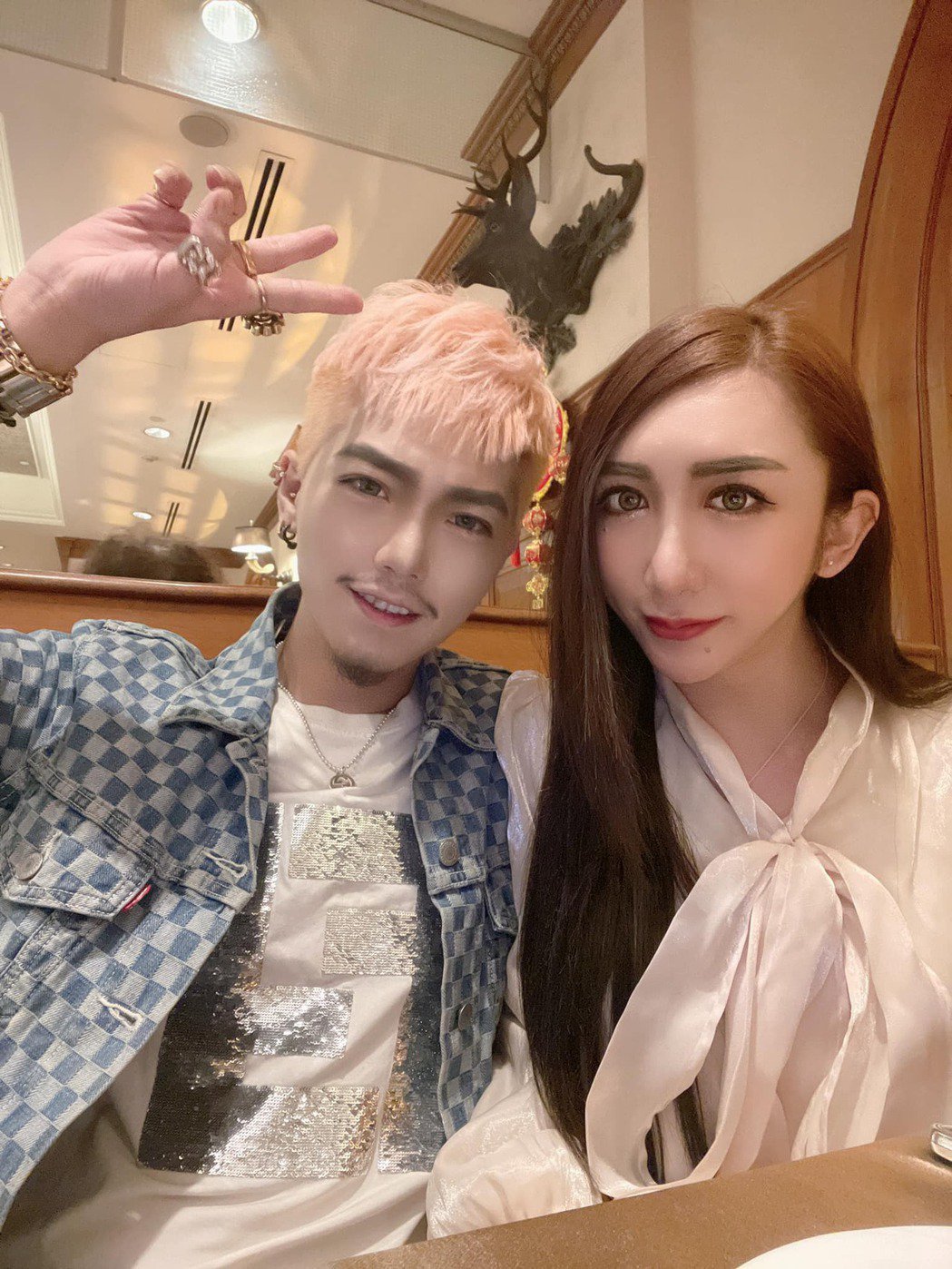 罔腰晒闪光照秀恩爱　网敲碗「你的漂亮妈妈手册呢」
