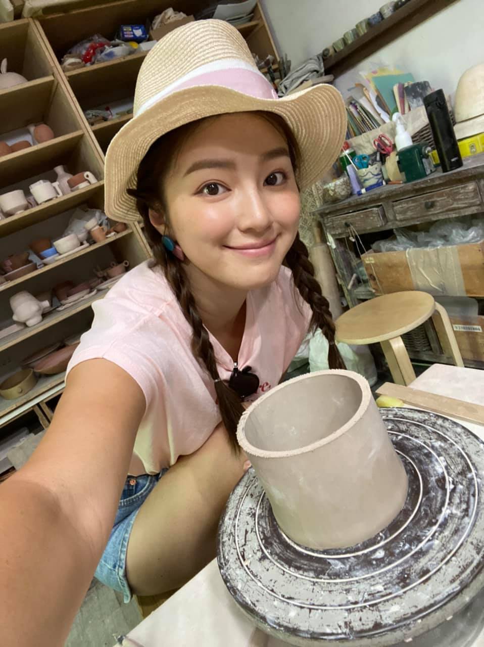 连漂亮妈妈都阻止不了！网拍女神晒比基尼照「凸肚肥腰」真实呈现