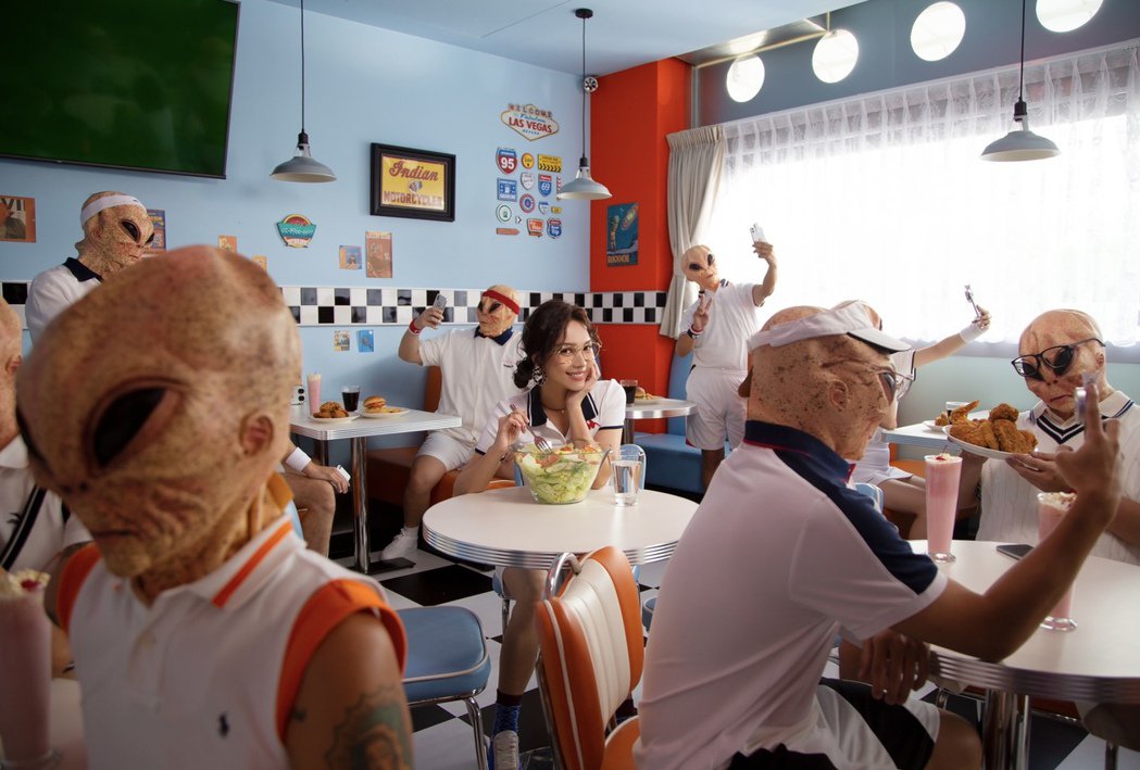 美女林采欣「资深舞棍」上身火辣唱 唯独挑战这个超落漆