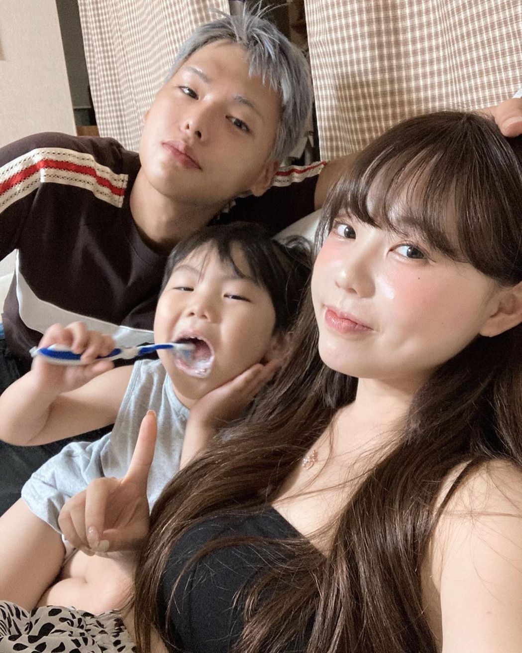 童颜又迷你!28岁网红已是2孩妈 接儿放学竟被认成小学生