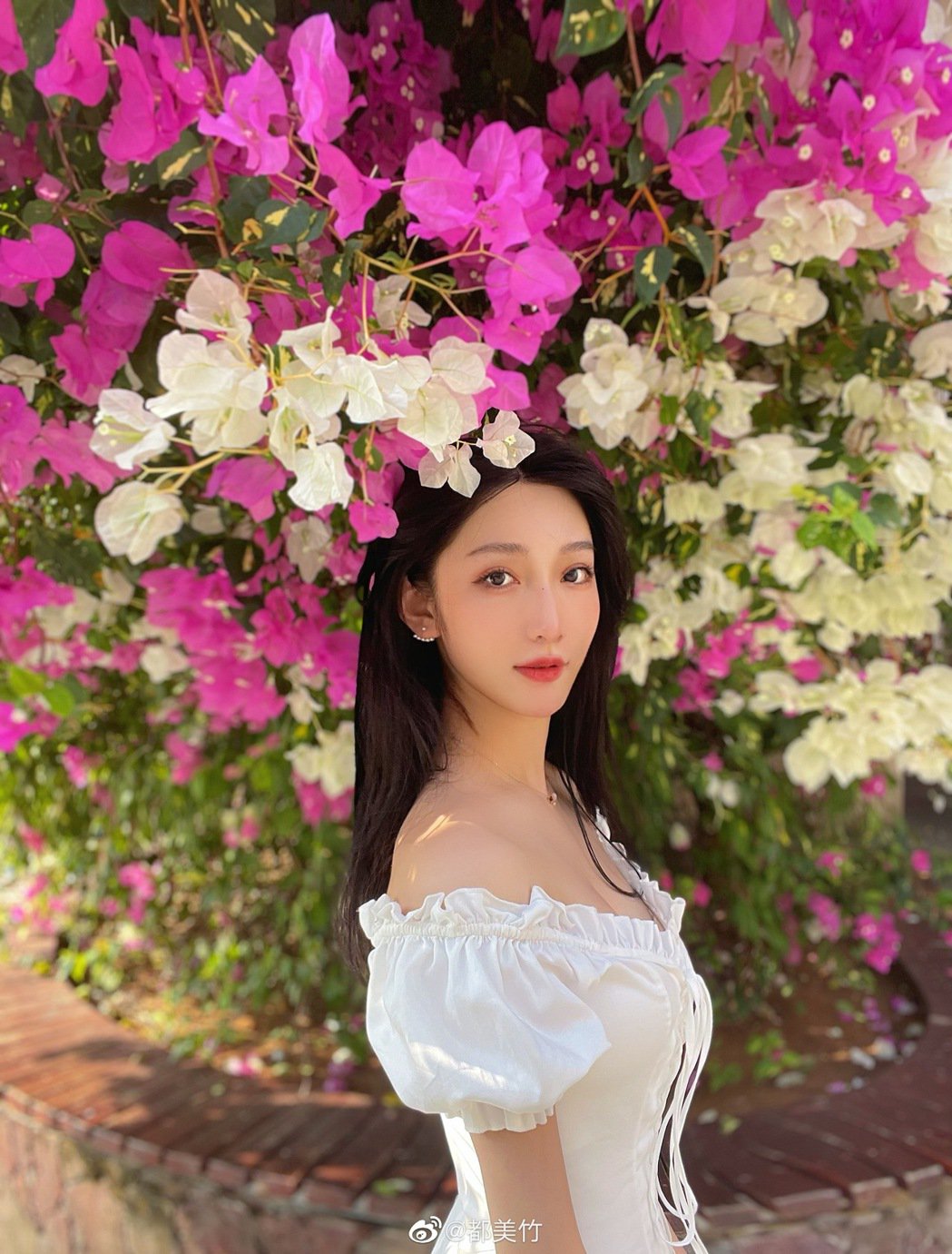 吴亦凡被正式逮捕 网红漂亮姐姐都美竹泪谢警方及粉丝