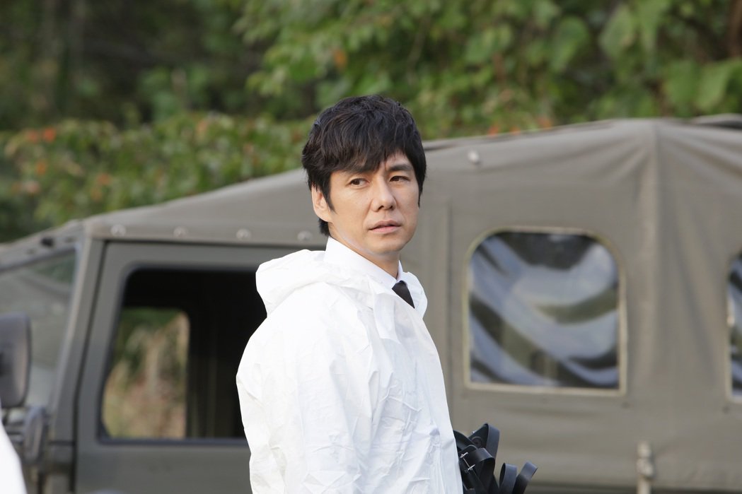 17台摄影设备包夹 西岛秀俊竟喊「超级兴奋」