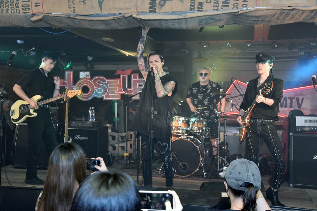 TRASH乐团揪14名粉丝入场一开唱就出事