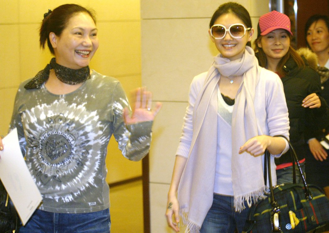 S妈二度发文隔空怒呛「别来抢我女儿」