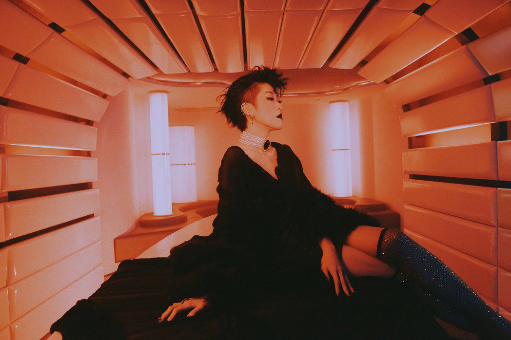 陈珊妮「捆缚」泄动漫魂拒粉丝讨缚：你在想什么