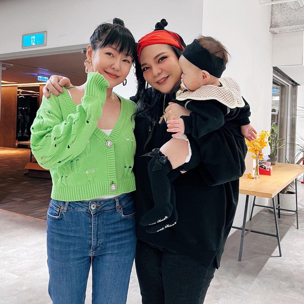 被指拿孩子当摇钱树小甜甜高EQ反击：我女儿会比较喜欢圣诞树