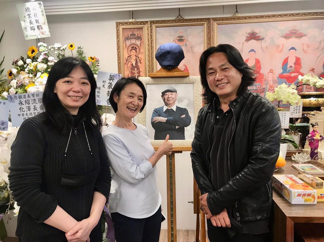 顾宝明遗照前「比心、比赞」谭艾珍一句话逗乐张小燕