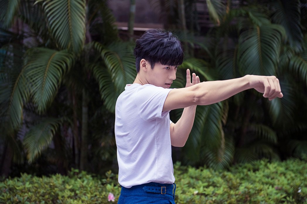 帅到被误认是韩星李准基刘育仁谦虚喊：只是靠单眼皮