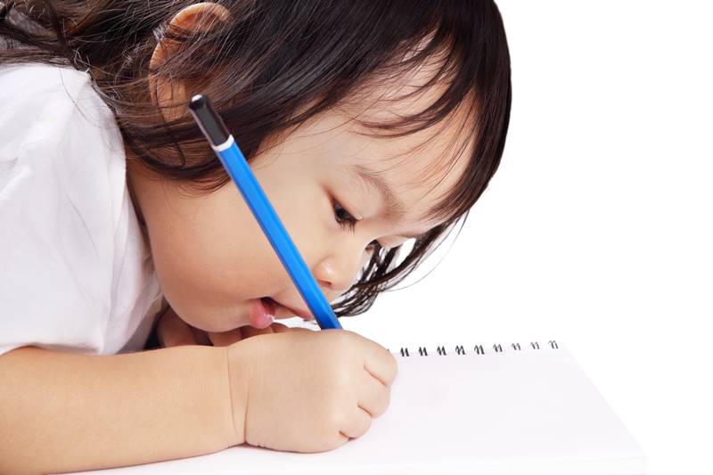 孩子「惯用左手」需要及时矫正吗？心理师提醒：强行矫正恐致阅读