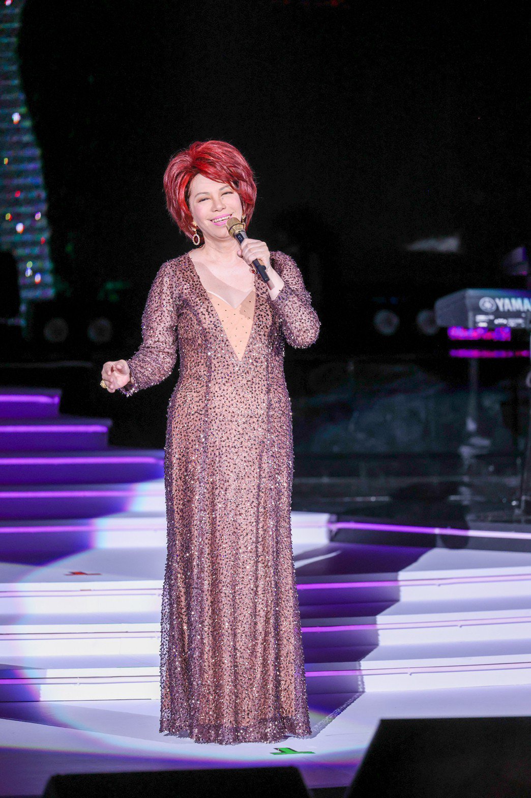 年轻的阿姨蔡琴开唱深V「开到近肚脐」 65岁惊人身材曝光