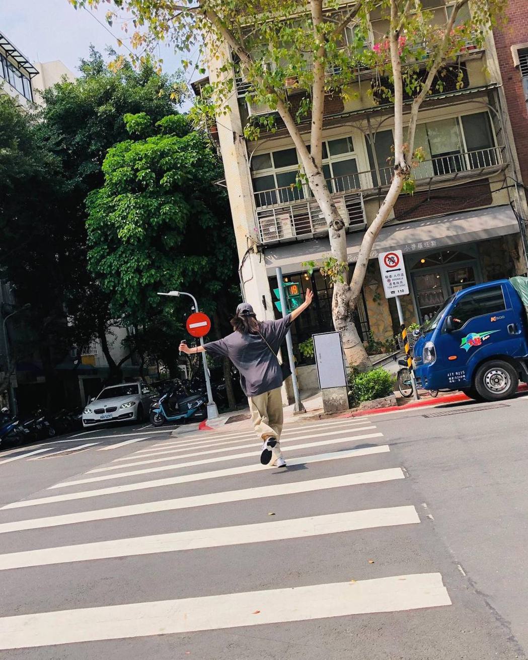 陈庭妮欢快过马路被「偷拍」一转头竟是小队长