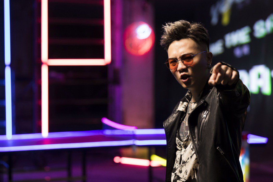 萧秉治最厌恶节食偷成立公司立新目标