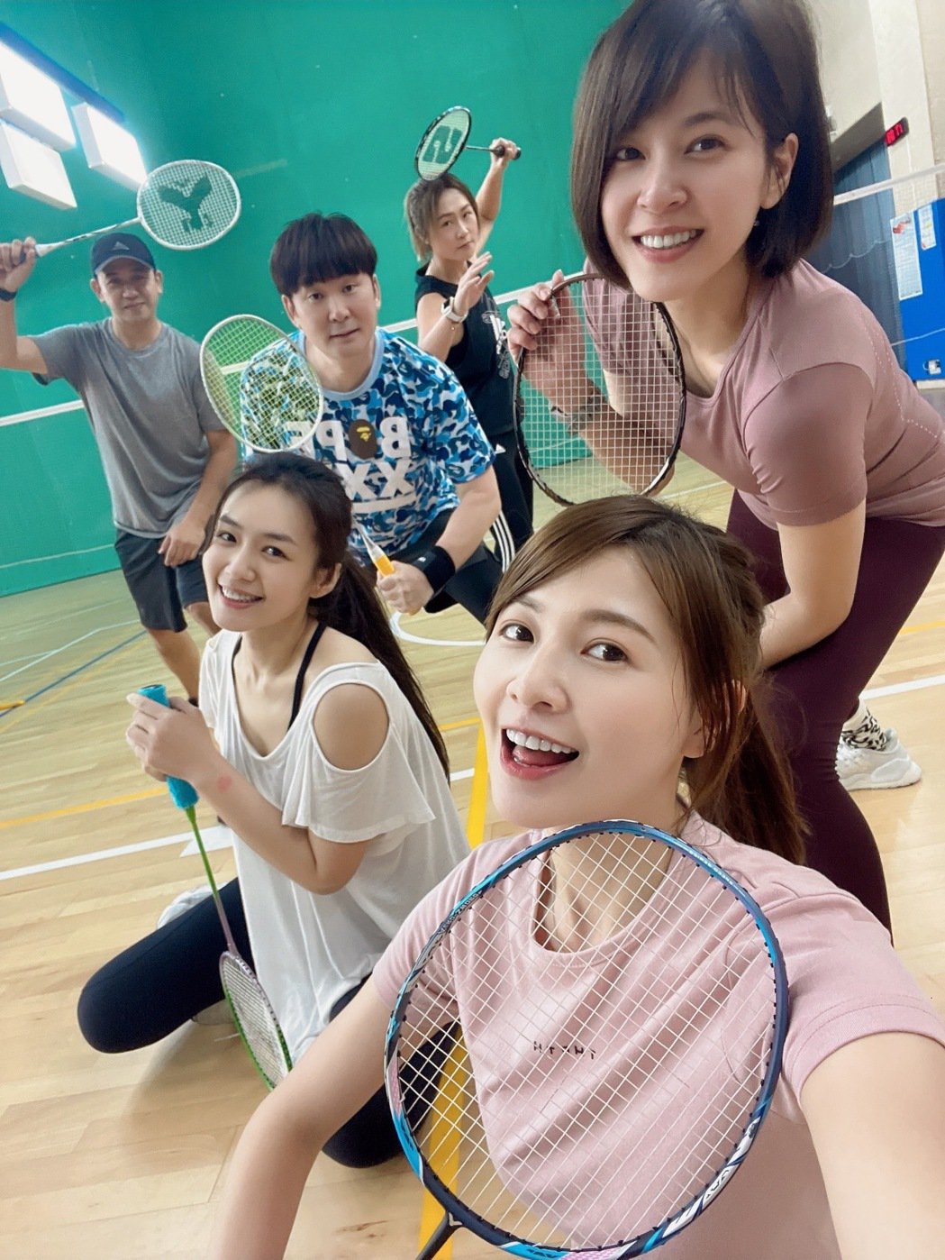 女神撞奶夹中间惊见「发福版林俊杰」！