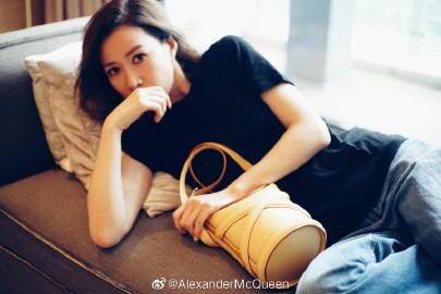 演艺圈再传喜讯！港媒爆46岁朋友的姐姐佘诗曼新恋情型男护花使者