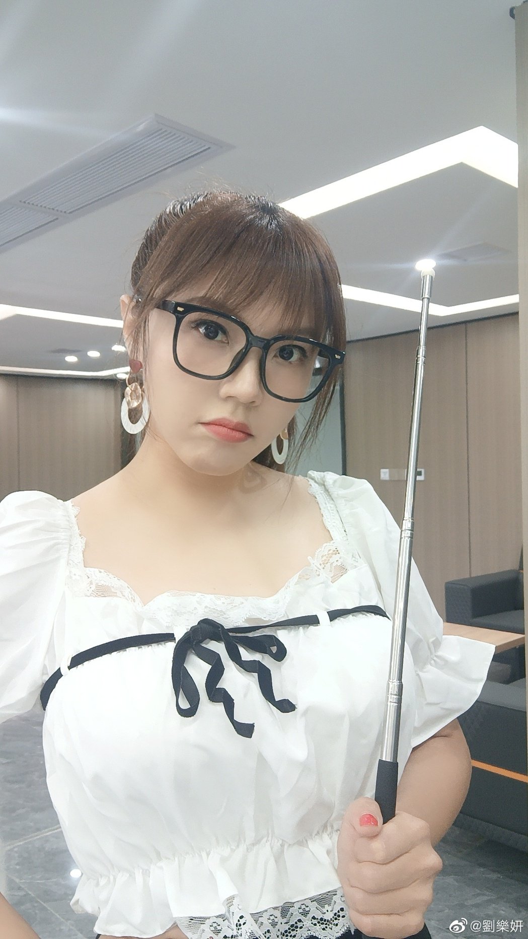 朋友的姐姐刘乐妍偷拍「女子如厕露屁股」　陆网友轰不尊重