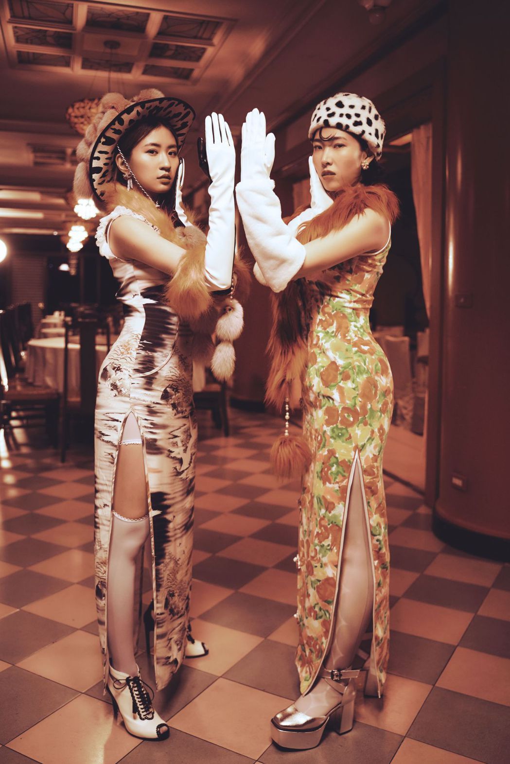 王若琳揪9m88组团翻玩玛丹娜复古造型宛如双胞胎