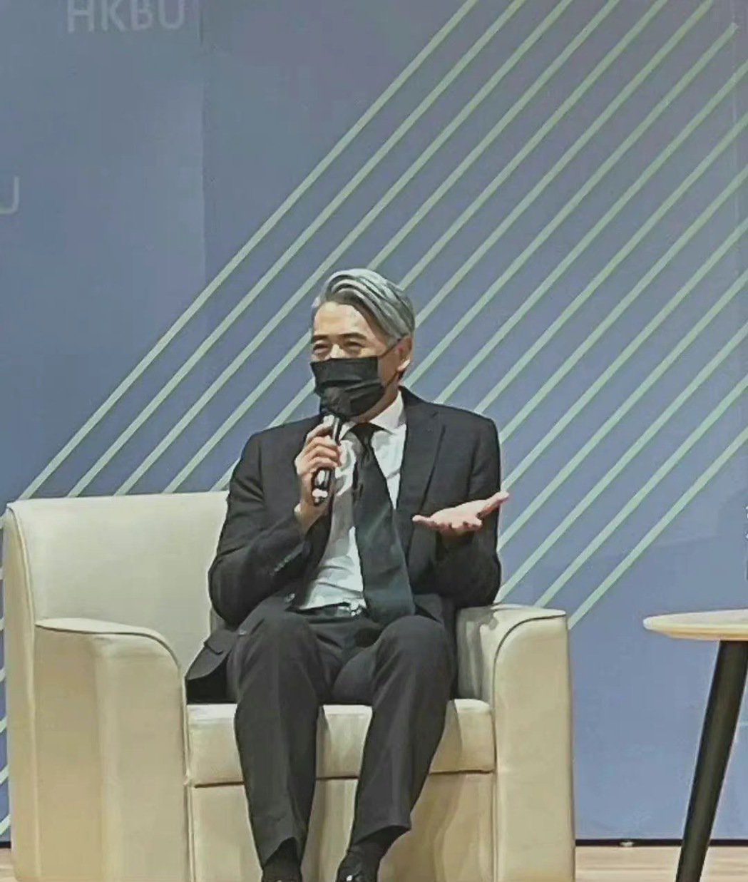 66岁周润发近况曝光顶一头白发自拍被赞帅！