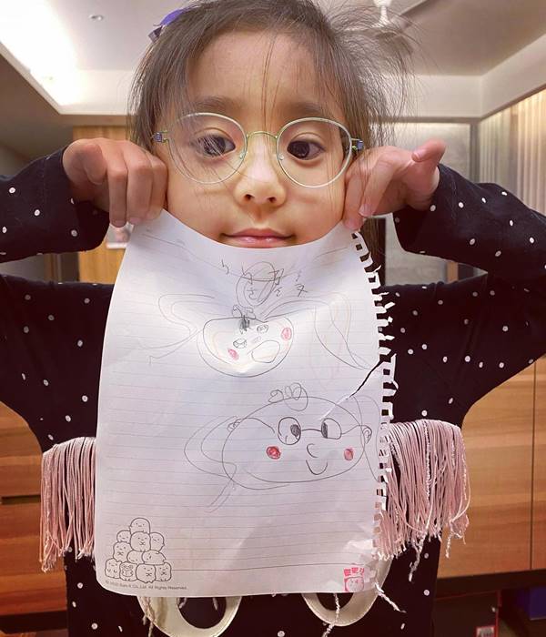 贾静雯女儿咘咘变眼镜女孩，先天弱视视差600度！