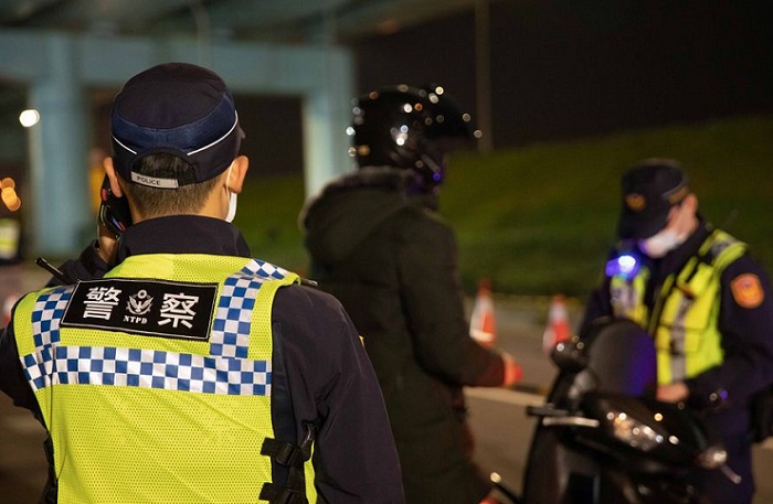 国小女童喊话:「放我爸爸回家陪我可以吗?」