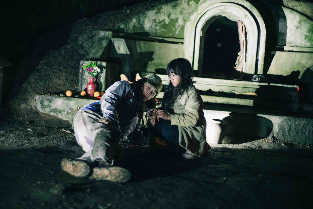 「咒」荣登全台票房冠女主角蔡亘晏惨被黏活蟑螂