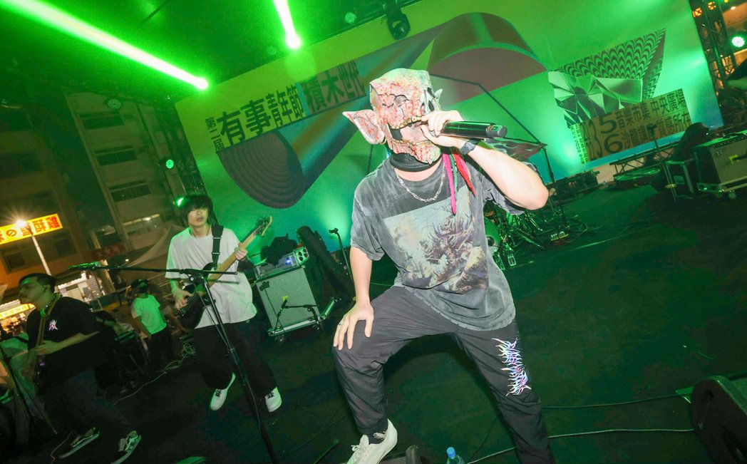 血肉果汁机主唱猪头罩顶 1.2万人情绪爆棚险压垮护城河