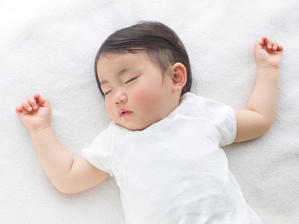 台中满月女婴疑侧睡变趴睡，口鼻被闷住身亡，妈妈仅在厨房忙40分！