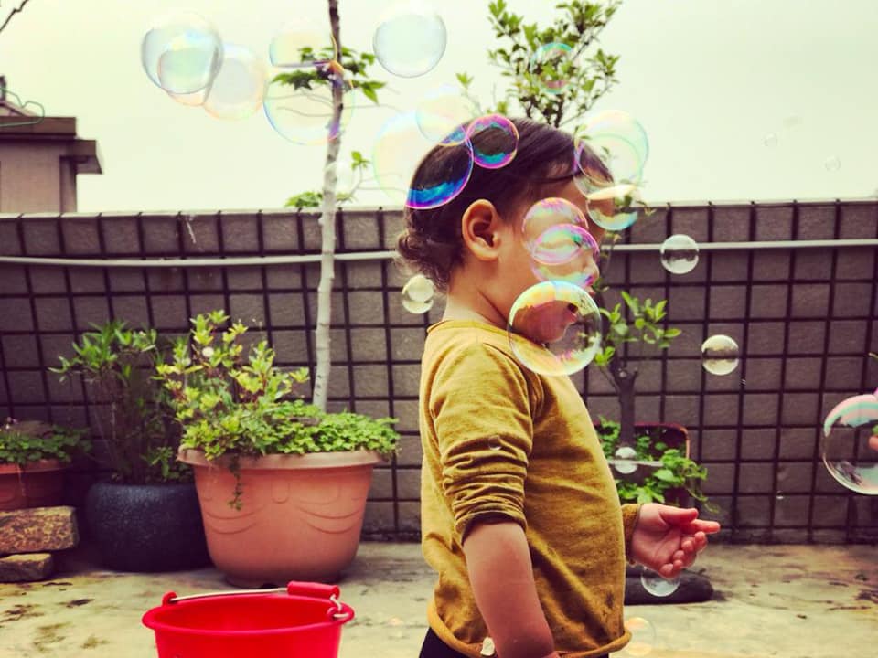 凤小岳晒儿照，喊：怀念儿子小时候可爱的模样！文末却埋惊喜彩蛋