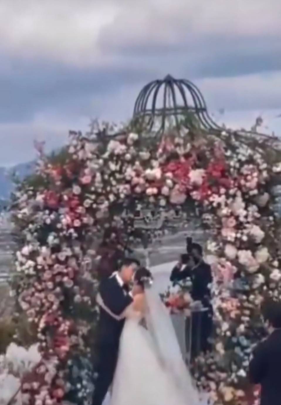 玄彬甜吻孙艺真画面曝光！世纪婚礼豪掷上亿