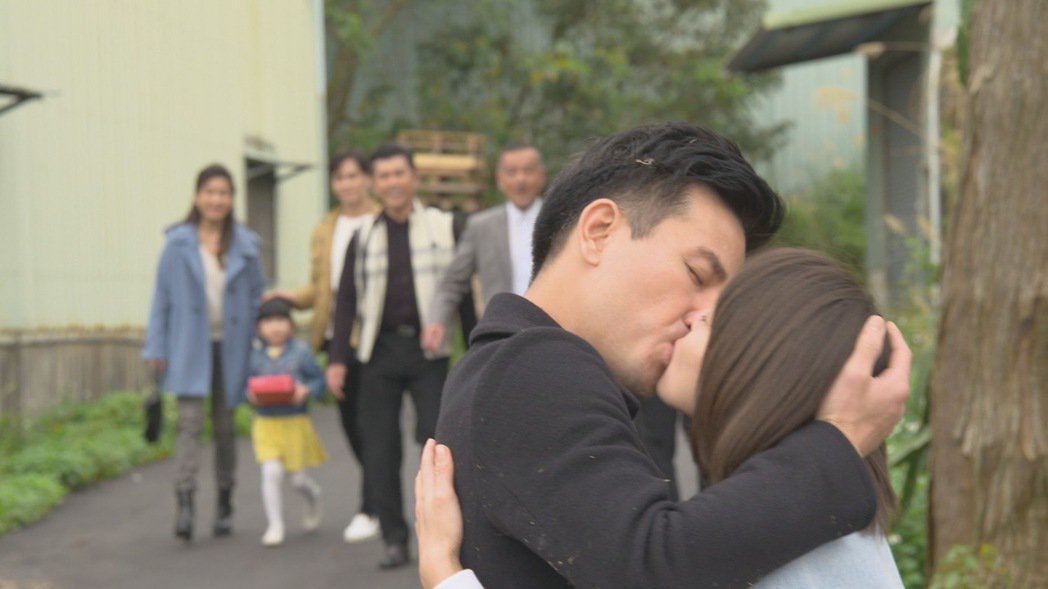 姐姐的朋友苏晏霈点头嫁了！街头热吻2分钟羞喊：嘴都肿了