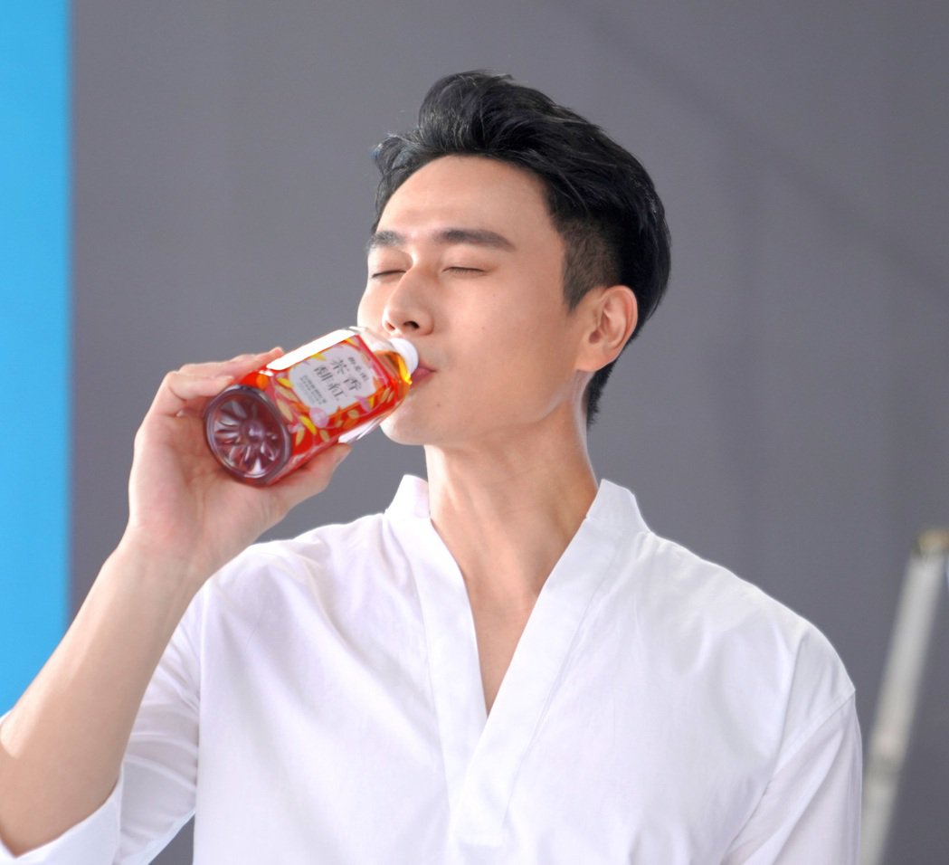 接棒林志玲、AKIRA！刘冠廷代言、作品不断荷包赚满