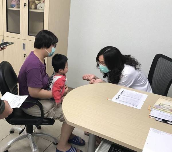 隔代教养有求必应，2岁男童竟不会叫爸妈