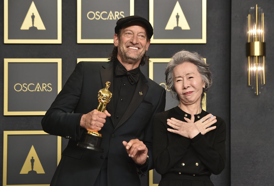 特洛伊、亚莉安娜夺男女配为少数族群发声