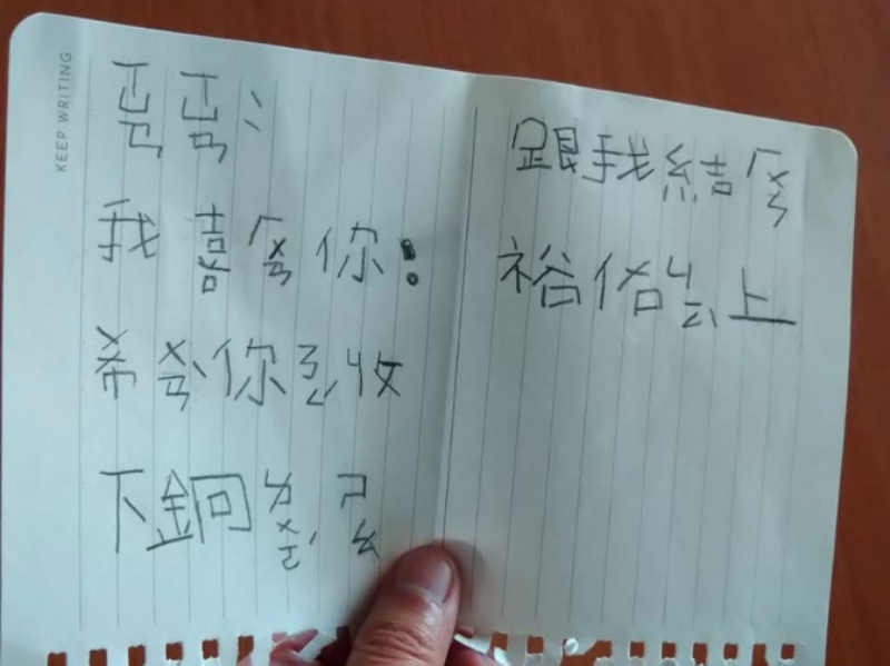 7岁儿写情书，却要爸爸当助攻，爸爸傻眼PO文：现在的孩子都这样把妹？从小培