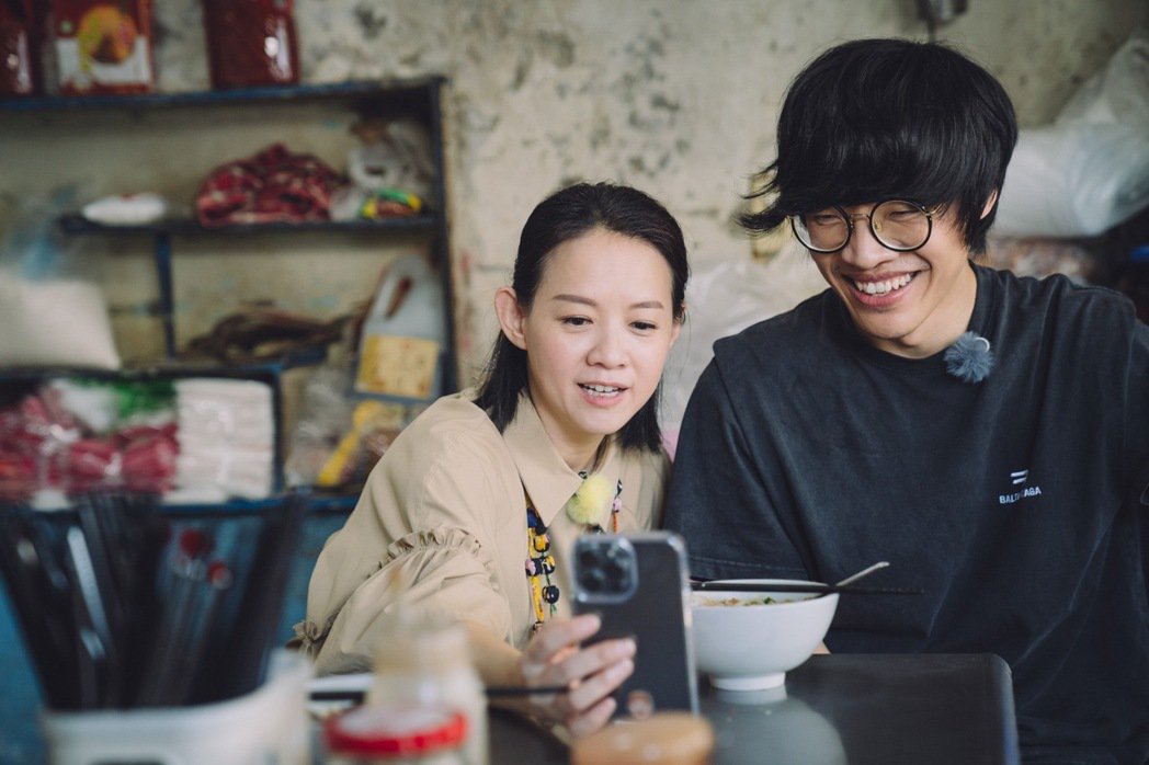 曾宝仪陪卢广仲回家意外发现他1天摸刘海超过百次