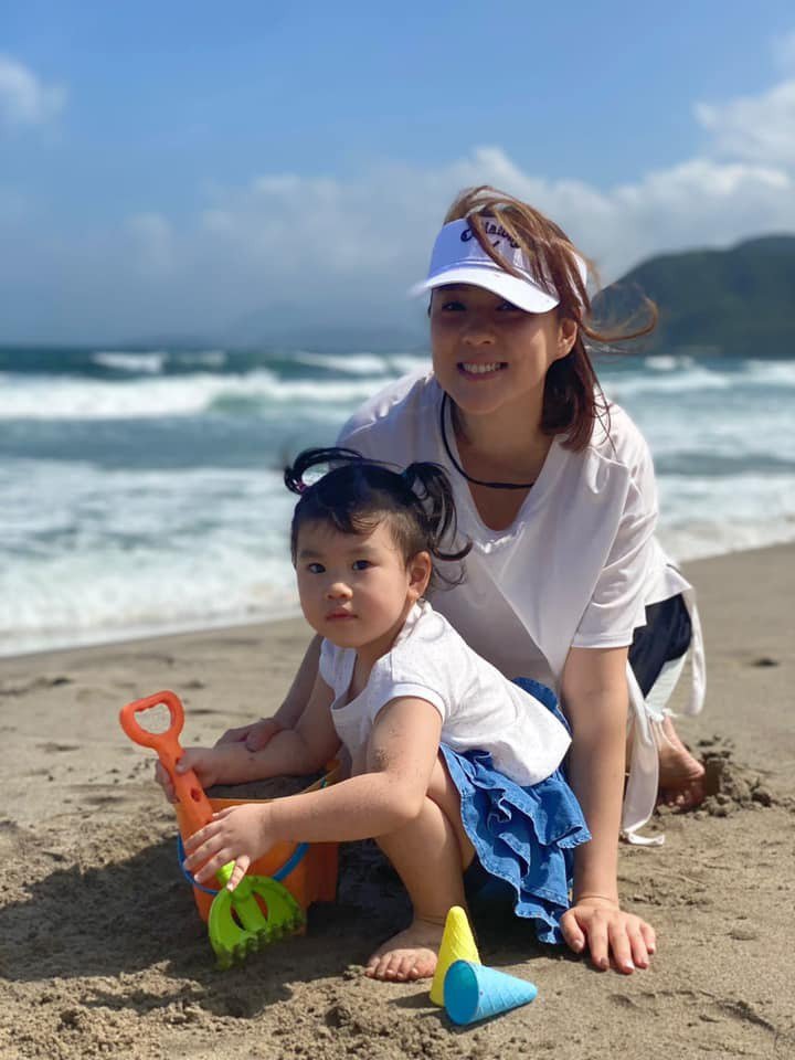 朱芯仪不对孩子瞒病情自在相处儿赞：没头发也漂亮！