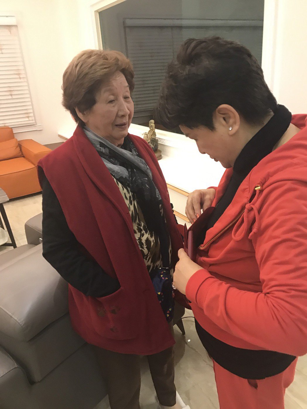 视杨丽花为「第二个妈」陈亚兰没空见母难过泪崩