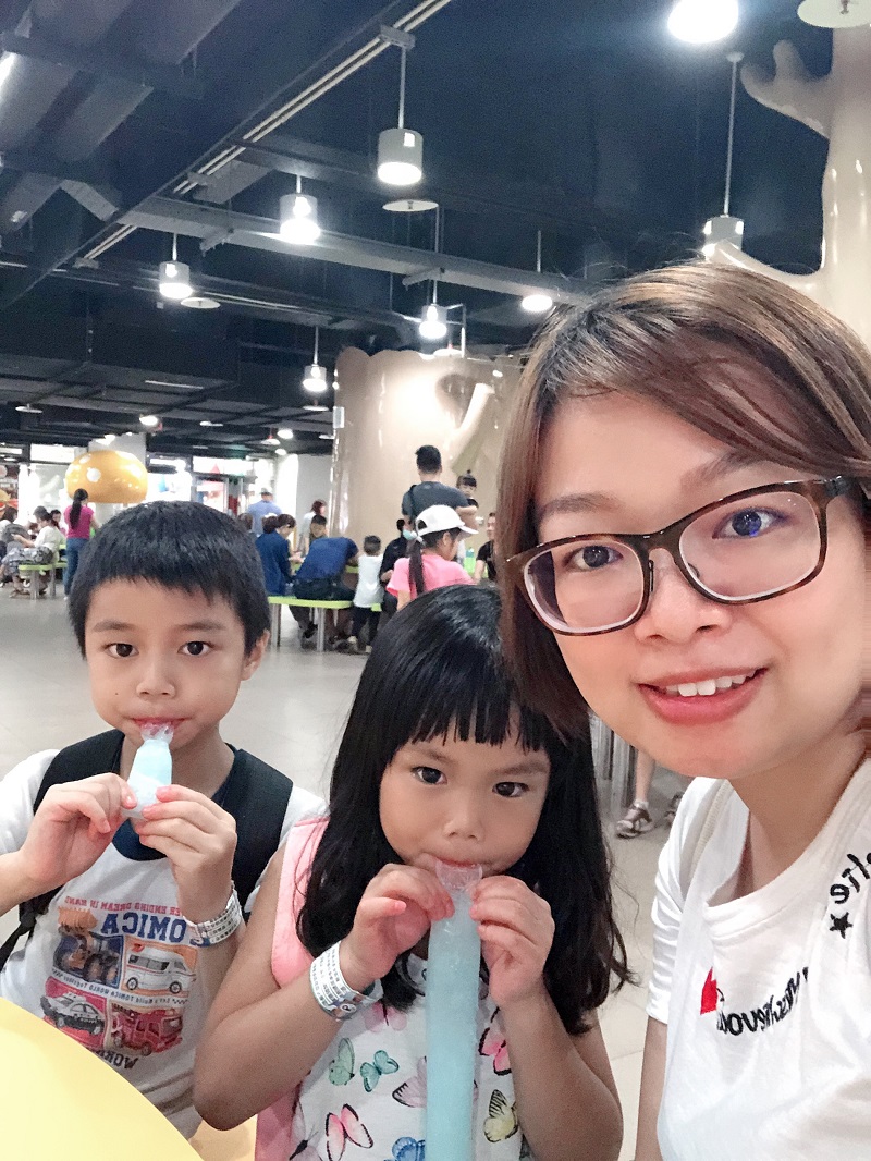 她曾负债千万逆转胜，创业压力山大，在两坪纸箱上育儿