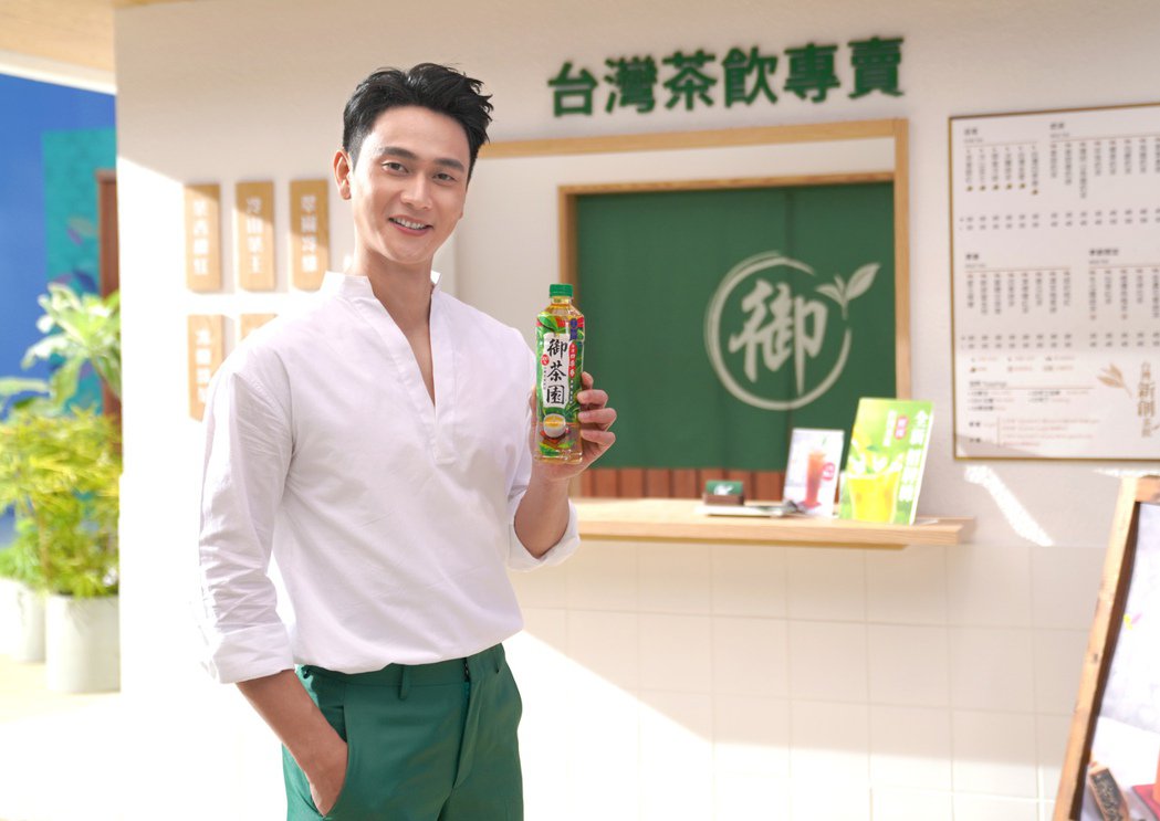 接棒林志玲、AKIRA！刘冠廷代言、作品不断荷包赚满