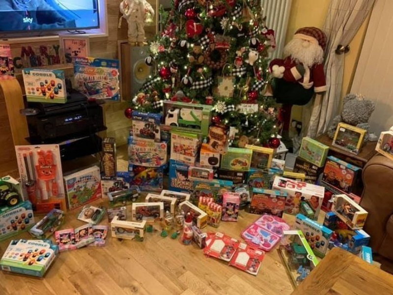 寒冬送暖！合资买下整间玩具店，替65个爸妈送圣诞礼物给孩子！
