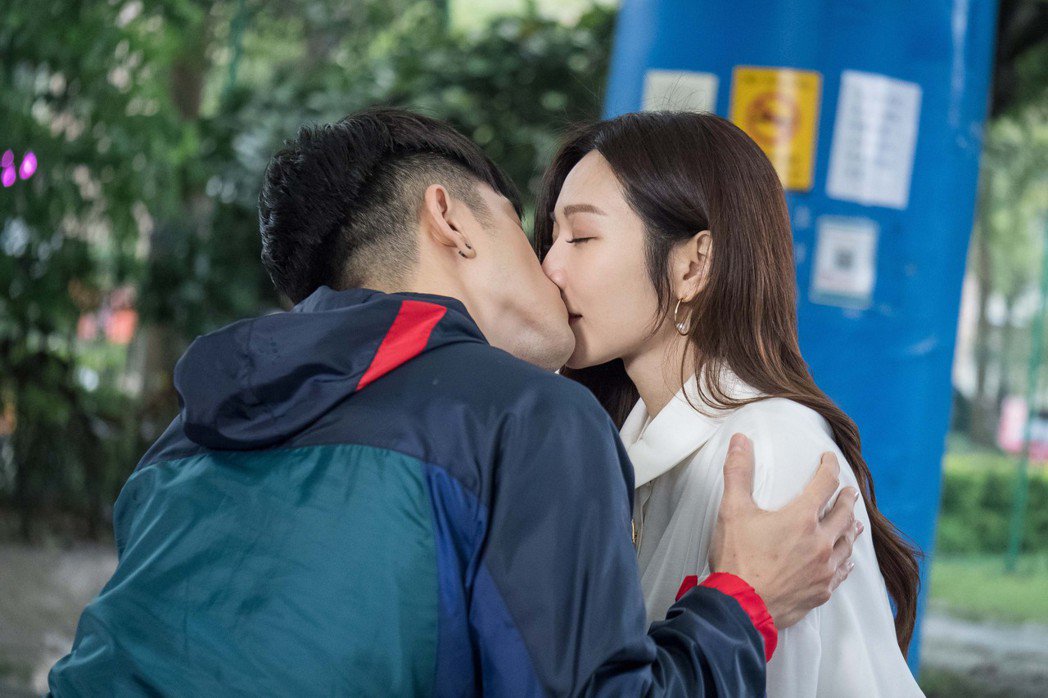 曾莞婷宣布脱单背后被男星狂吻「这处」起超大反应