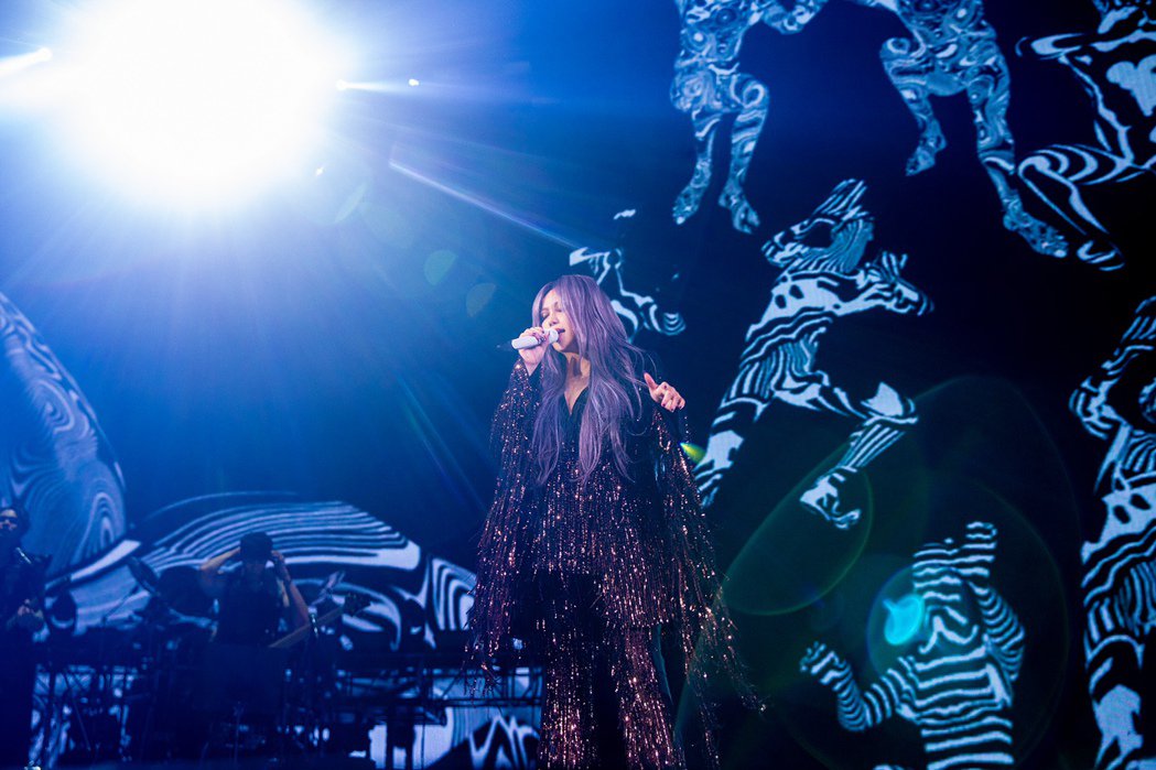 妈妈、男友拿下全勤奖我朋友的姐姐张惠妹感性示爱