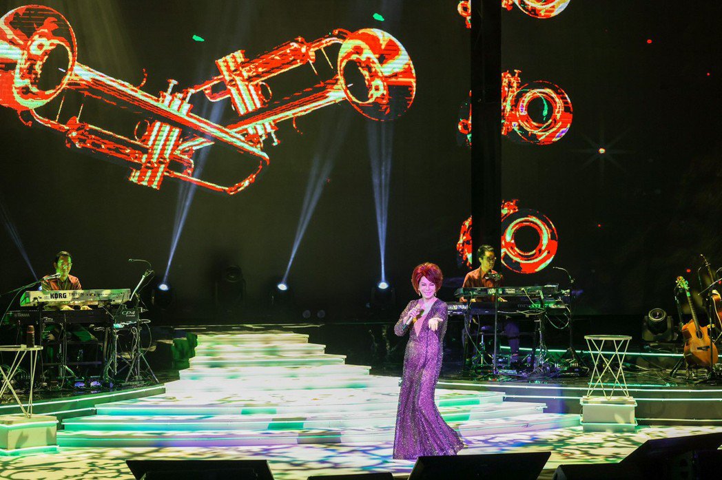 年轻的阿姨蔡琴开唱深V「开到近肚脐」 65岁惊人身材曝光