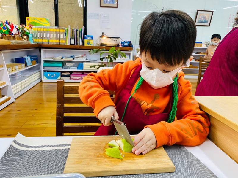 兄弟俩按掉闹钟、偷吃巧克力……吴品萱好气又好笑：完美落实，互相帮忙