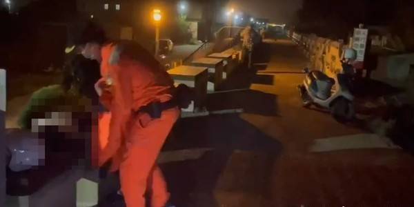 爸妈为钱吵架，母携2岁女跳海轻生，她获救，孩子却走了！夫妻争吵记住3点让