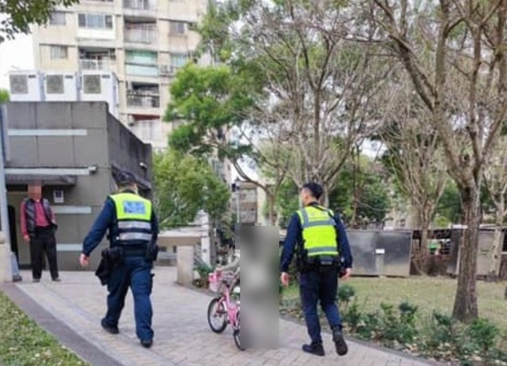 11岁女童公园随机砸小孩，单亲妈无力管教！