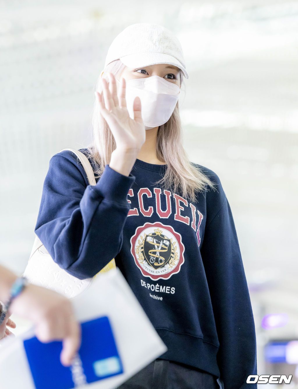 激情艳女周子瑜返台过中秋超美「薰衣草杏」发色曝光！