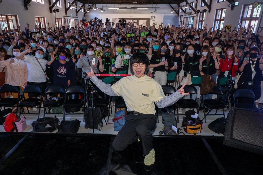 卢广仲8年未入围金曲自怨「很废」自拍裸肌不怕外泄