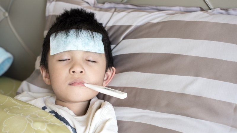 6岁男童肠病毒重症抽搐丧失意识，爸妈照顾也会感染，2症状就是中镖！