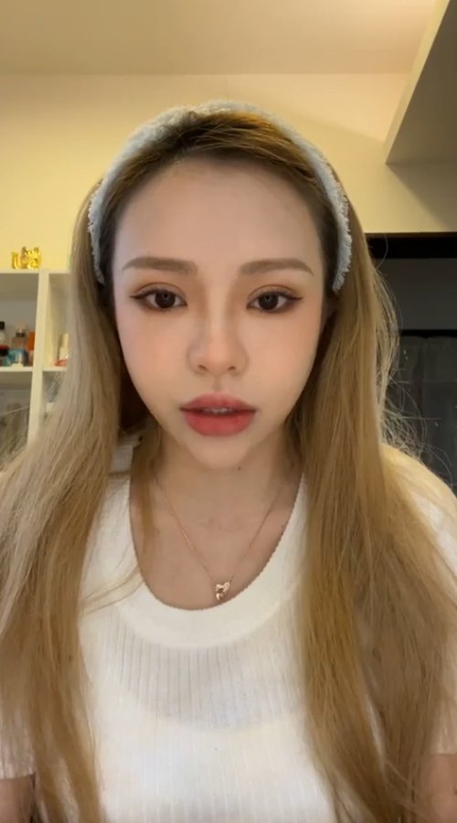 被说像小A辣怒轰「综艺大热门」斯亚开直播再回击：我就是我